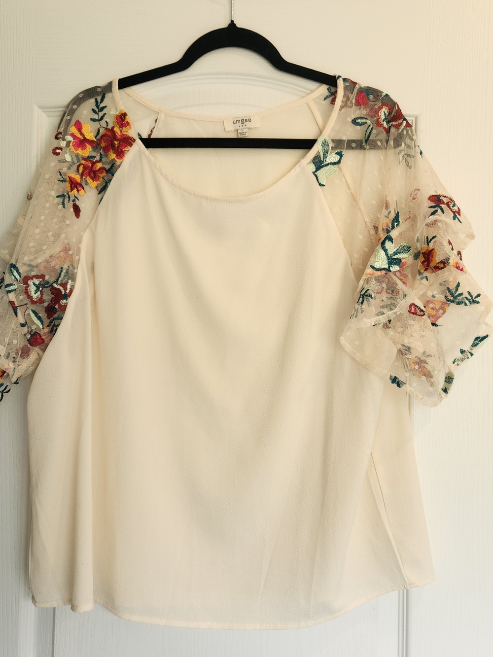 Umgee Cream Blouse with Floral Embroidered Mesh Sleeves L Euc